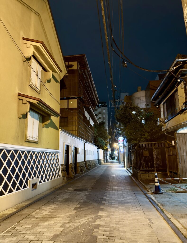 夜の新潟古町に残る鍋茶屋周辺の白壁と木造建築