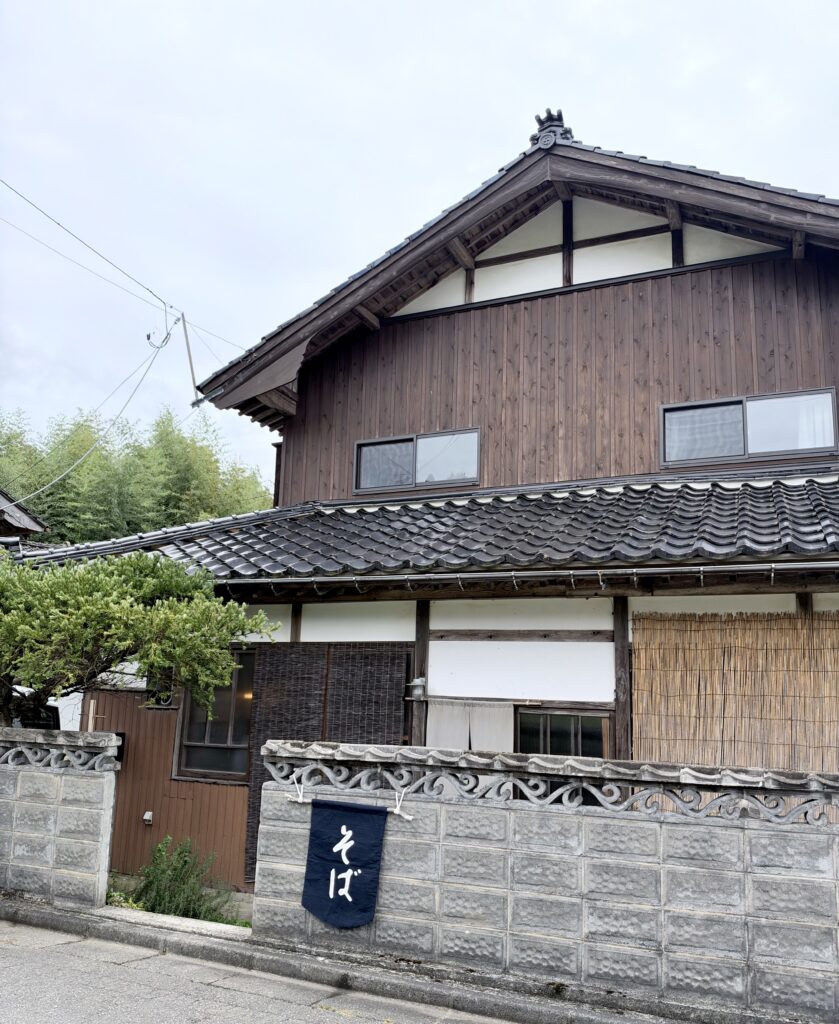 佐渡の木造建築を利用した蕎麦店