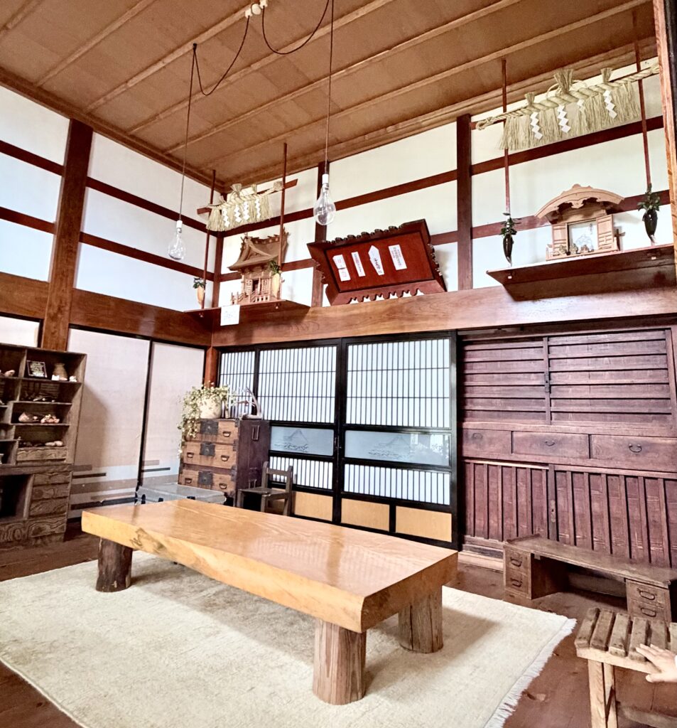 神棚や木製家具が残る佐渡の蕎麦店の店内
