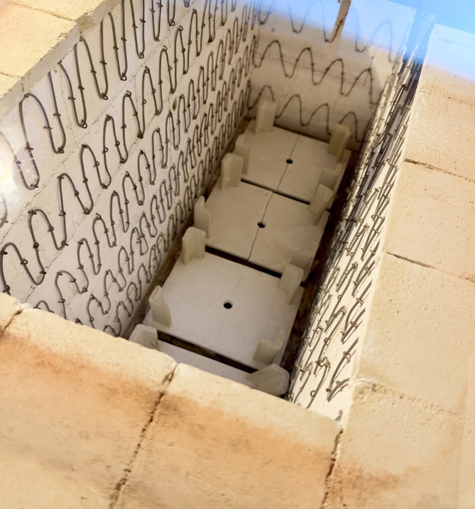 旧無名異焼窯元の建物に残る電気窯