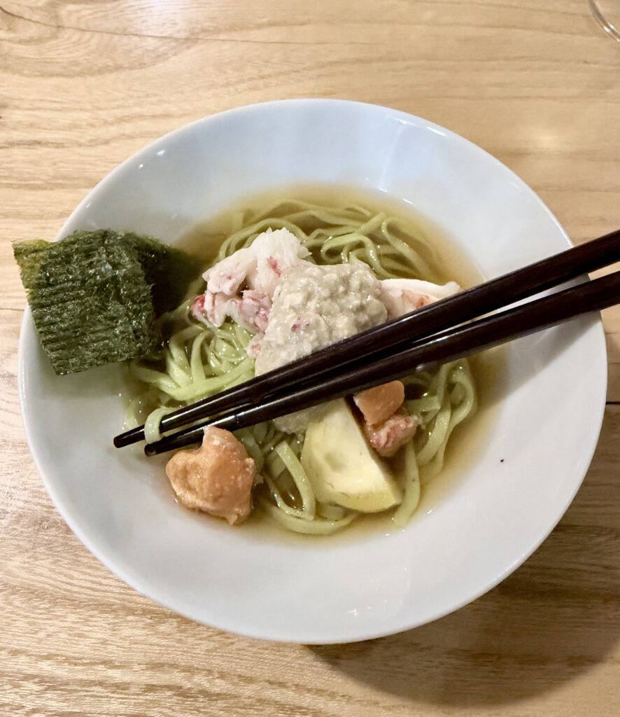 魚介を添えたLA PAGODEの麺料理