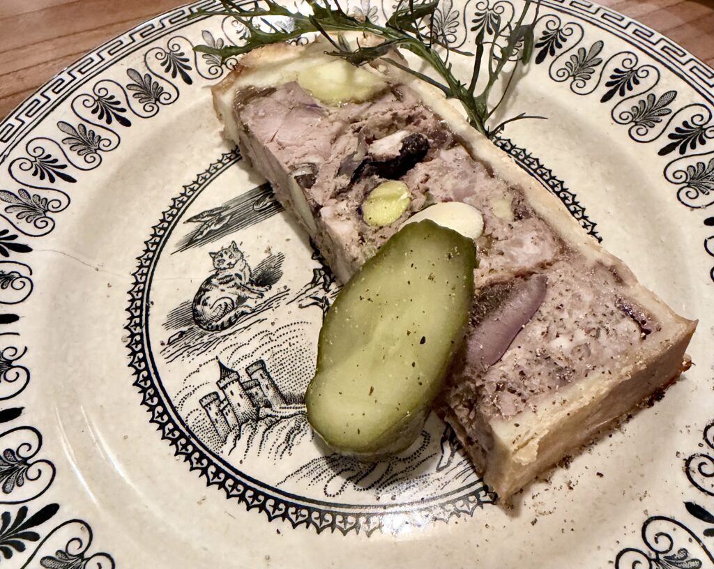 LA PAGODEで提供されたパテ・アン・クルート風の肉料理