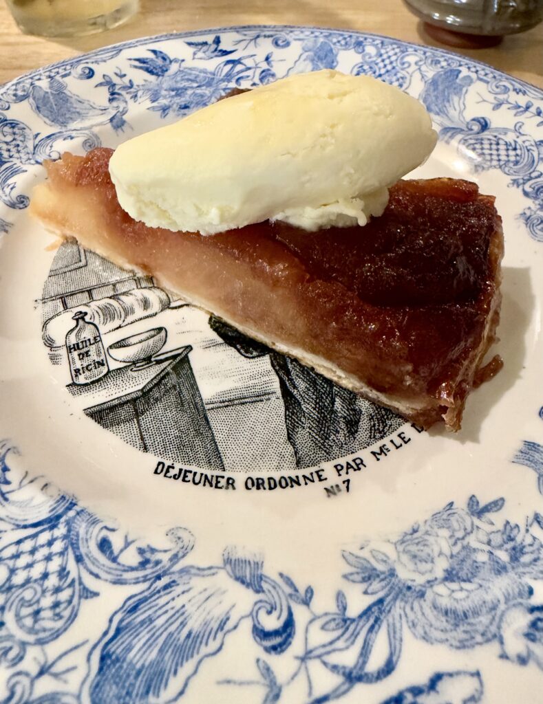 LA PAGODEで提供された焼き菓子とアイスクリームのデザート