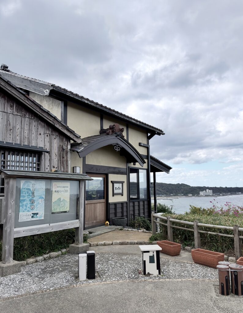 佐渡・相川の海を望む歴史的な木造建築