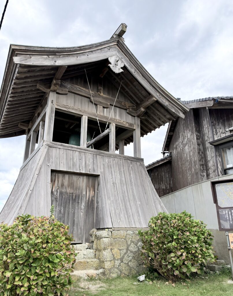 佐渡・相川の鉱山町に残る木造の時鐘楼