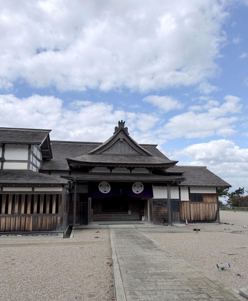 青空の下に建つ復原された佐渡奉行所