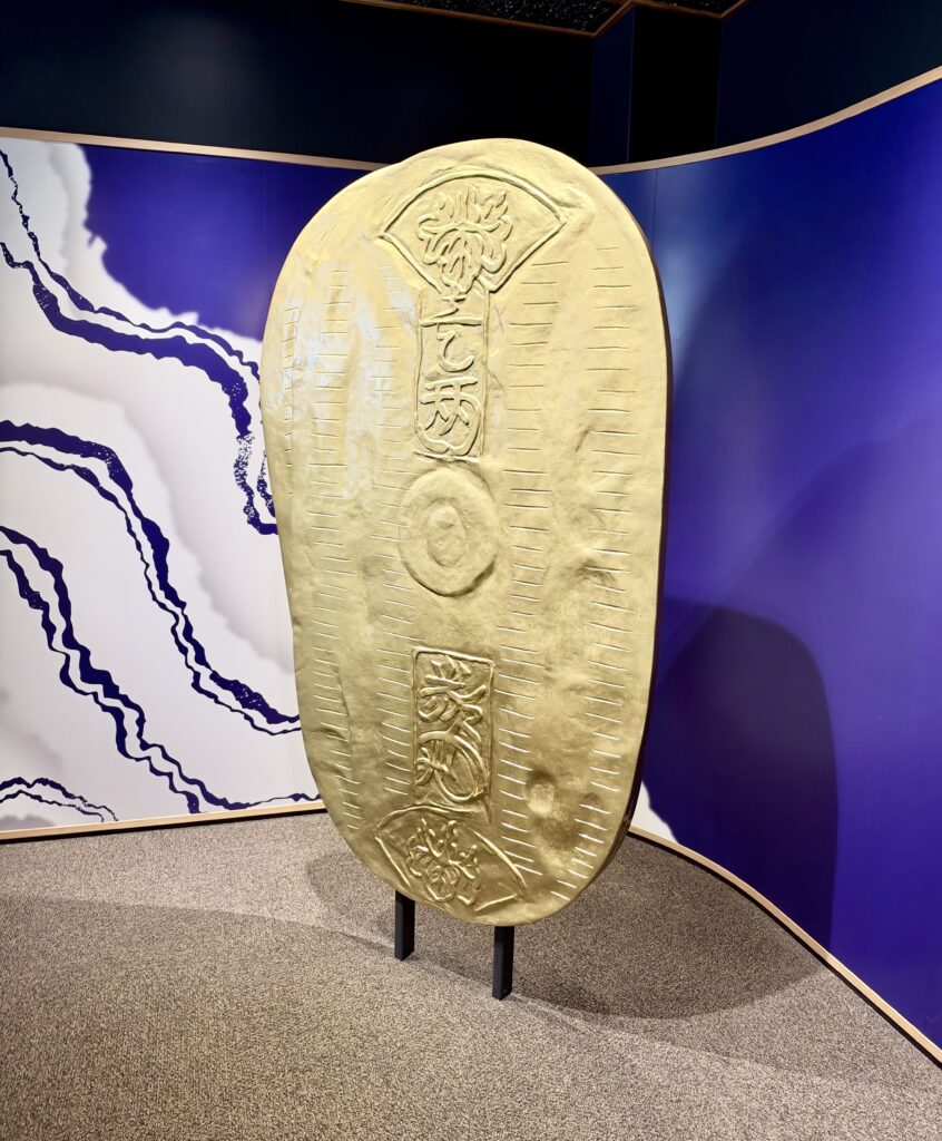 きらりうむ佐渡に展示された巨大な小判模型