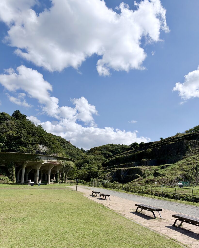 青空の下に広がる北沢浮遊選鉱場跡