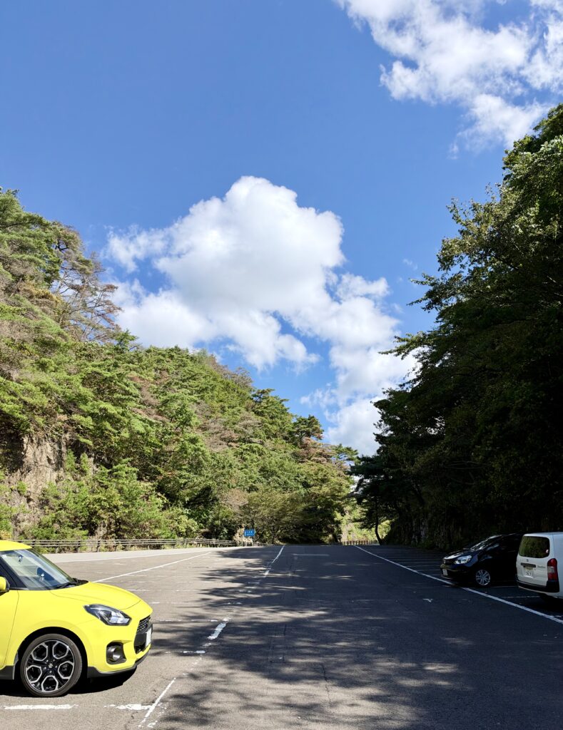 青空と山に囲まれた佐渡金山周辺の駐車場