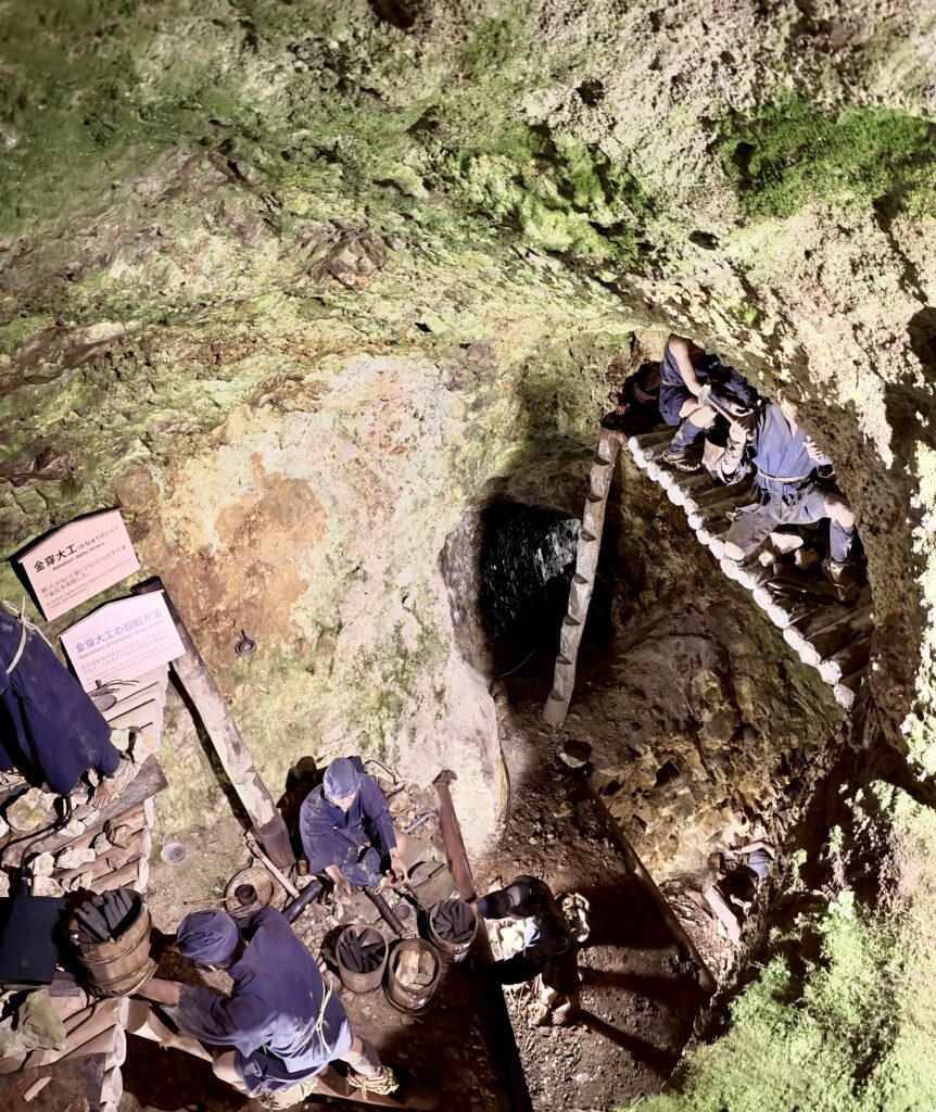 宗太夫坑で再現された江戸時代の金穿大工による採掘作業