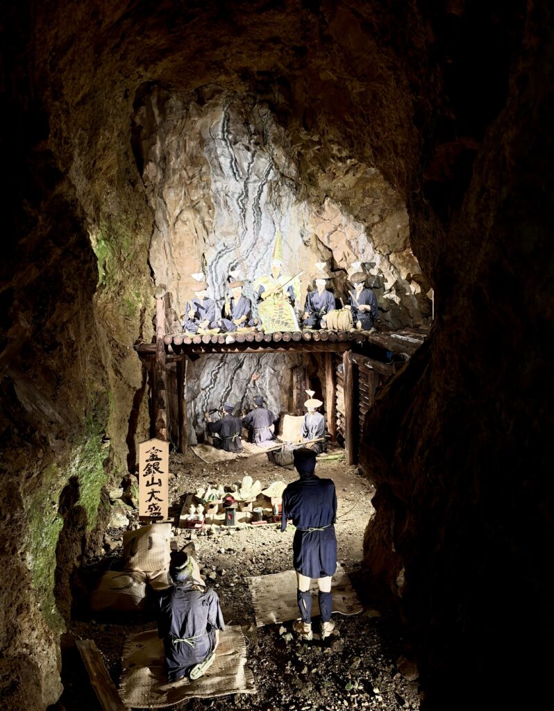 宗太夫坑で再現された佐渡金山の坑内の祈りの場面