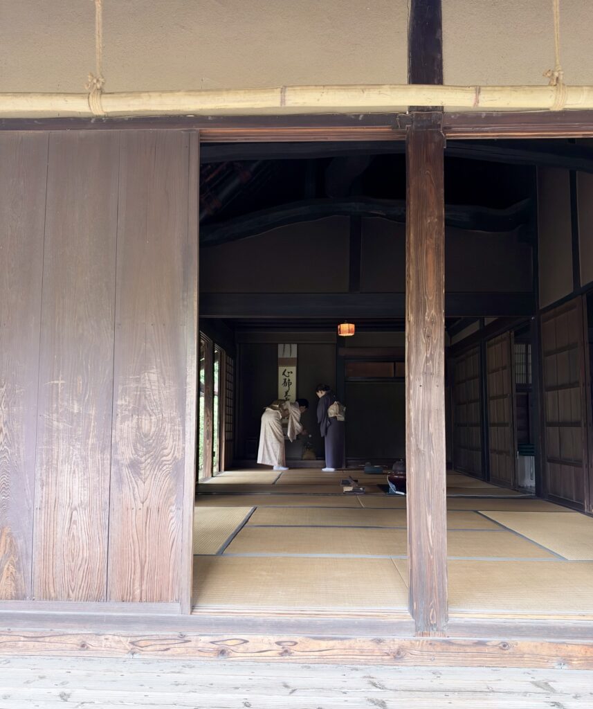 吉野家の畳敷きの座敷で行われる東京大茶会の茶席
