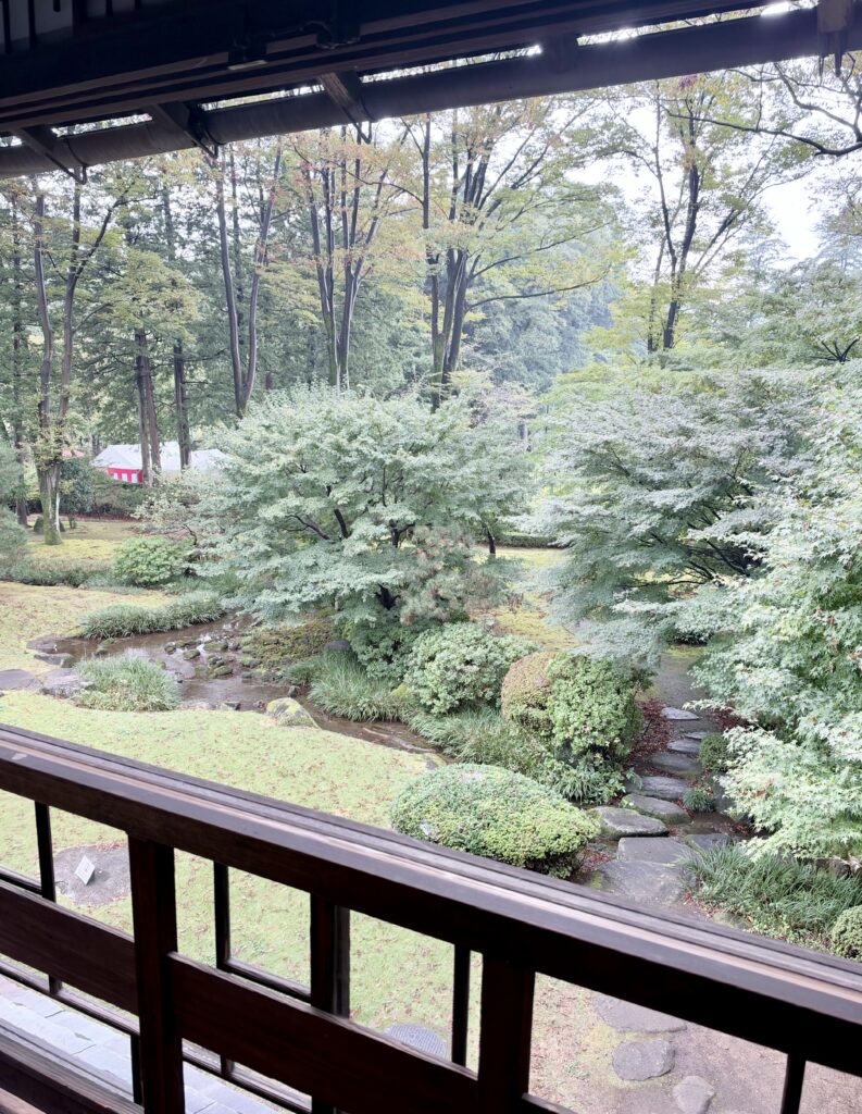 高橋是清邸の縁側から眺める緑豊かな庭園