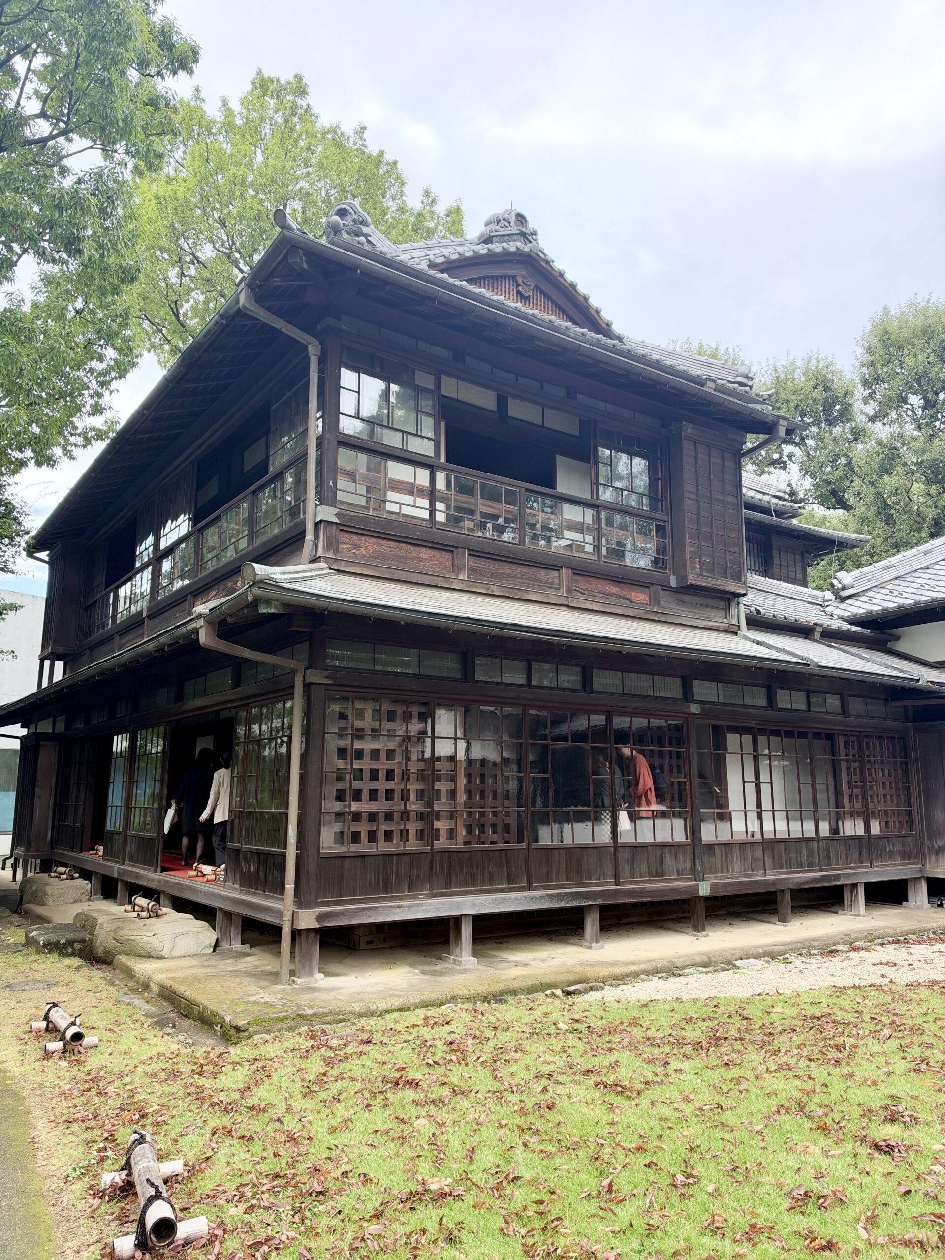 高橋是清邸の木造二階建て部分とガラス窓