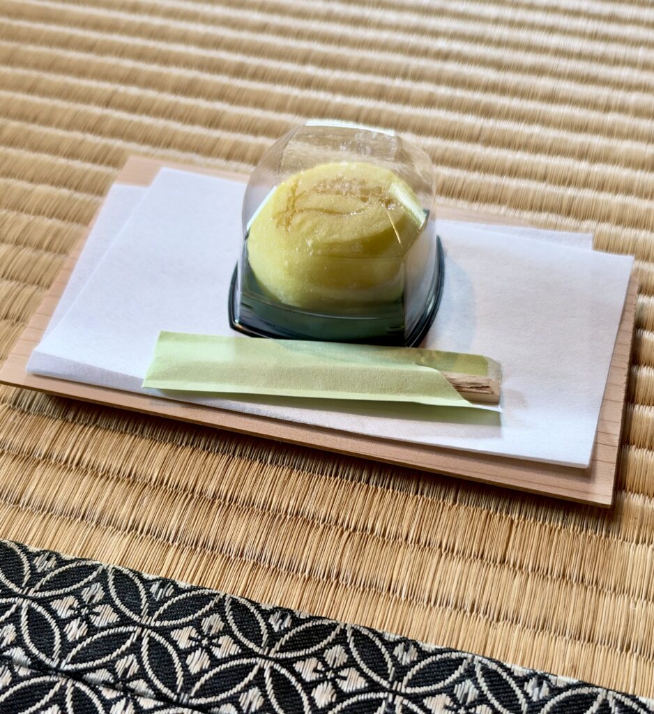 高橋是清邸の茶席で供された緑色の和菓子