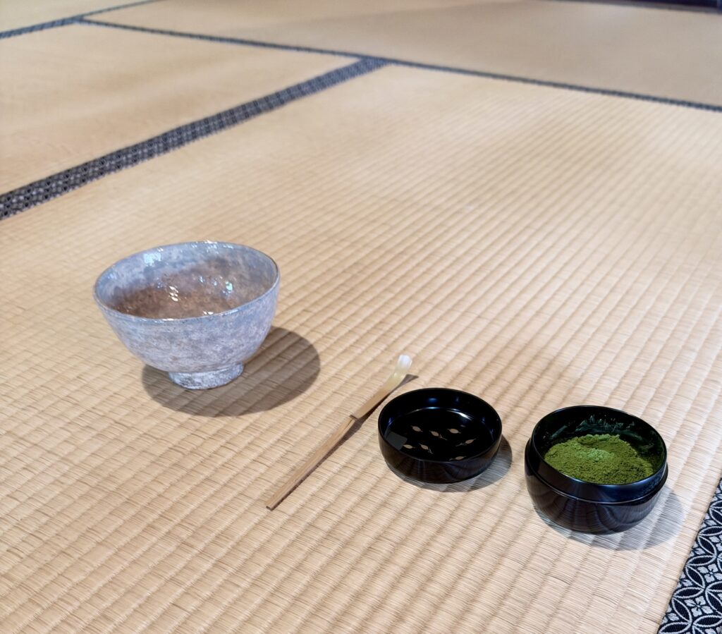 畳の上に置かれた高橋是清邸薄茶席の茶道具