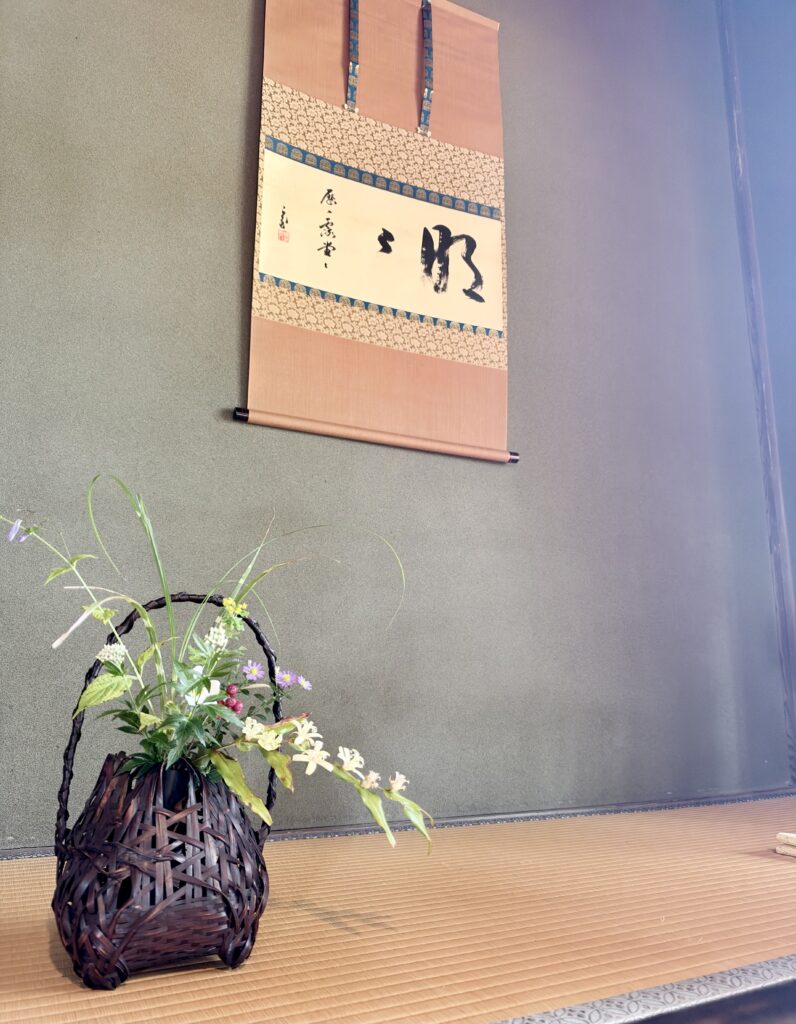 高橋是清邸薄茶席の掛物と籠花入