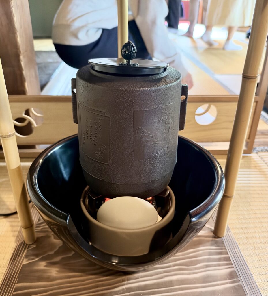 高橋是清邸薄茶席に据えられた風炉釜