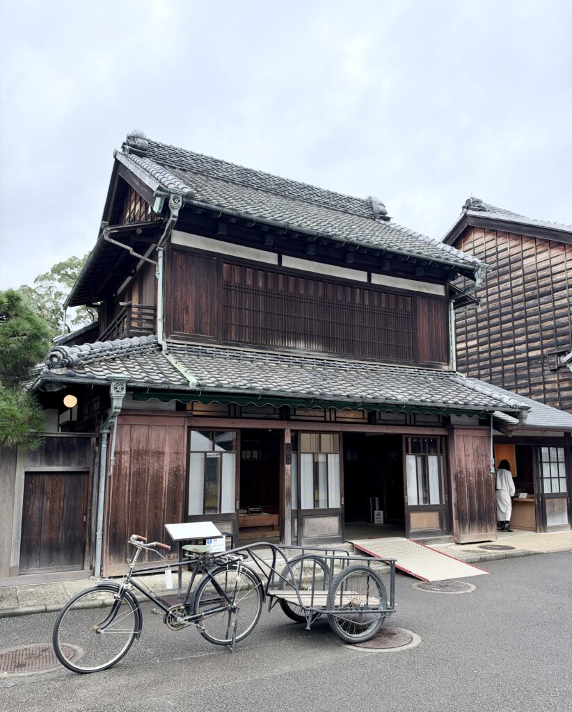 江戸東京たてもの園の川野商店と荷車付き自転車
