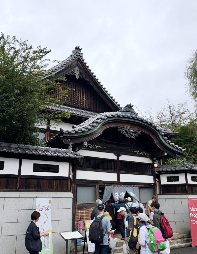 唐破風の入口を持つ江戸東京たてもの園の子宝湯