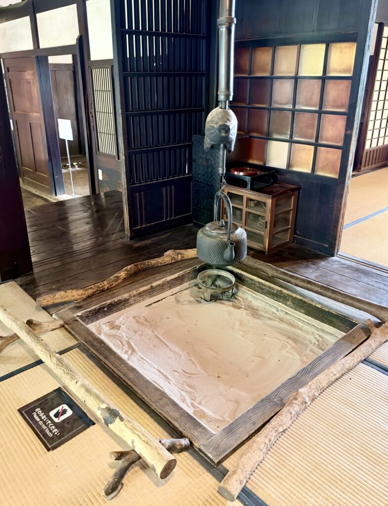 天明家内部の囲炉裏と自在鉤