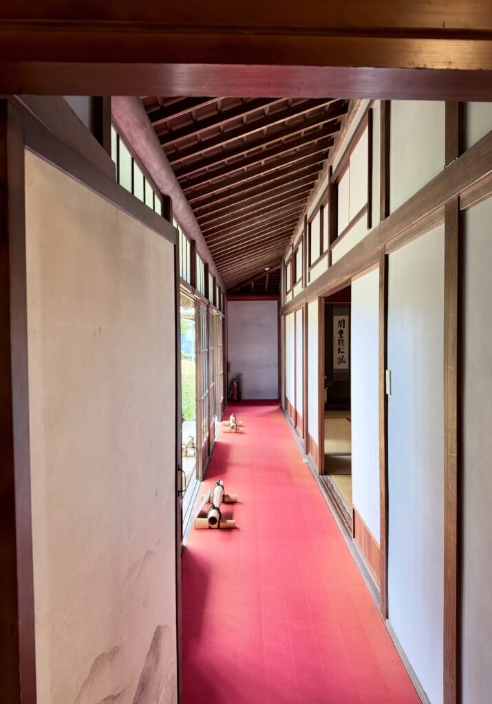 赤い敷物が伸びる西川家別邸廊下