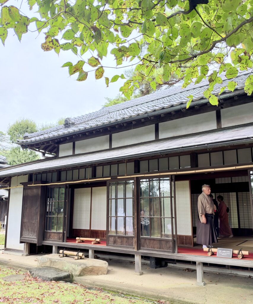 西川家別邸と縁側と茶会関係者