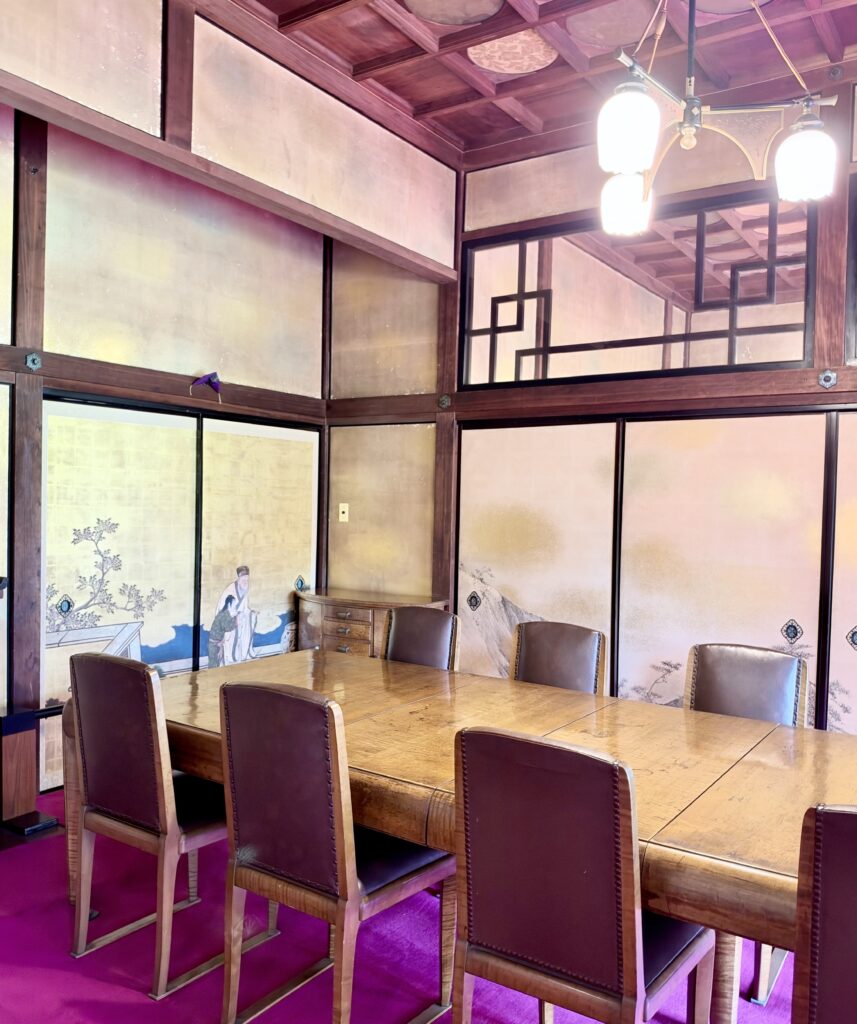 三井八郎右衞門邸の金色の襖と洋式テーブルを備えた食堂