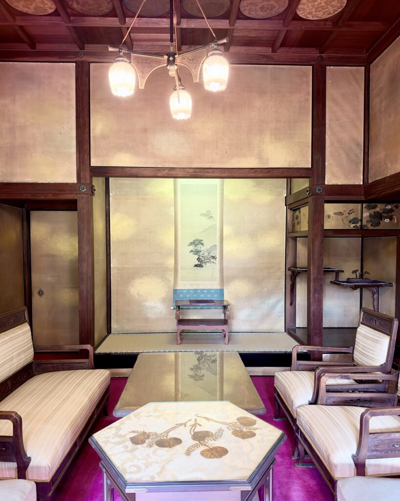 三井八郎右衞門邸の床の間と椅子を備えた客間
