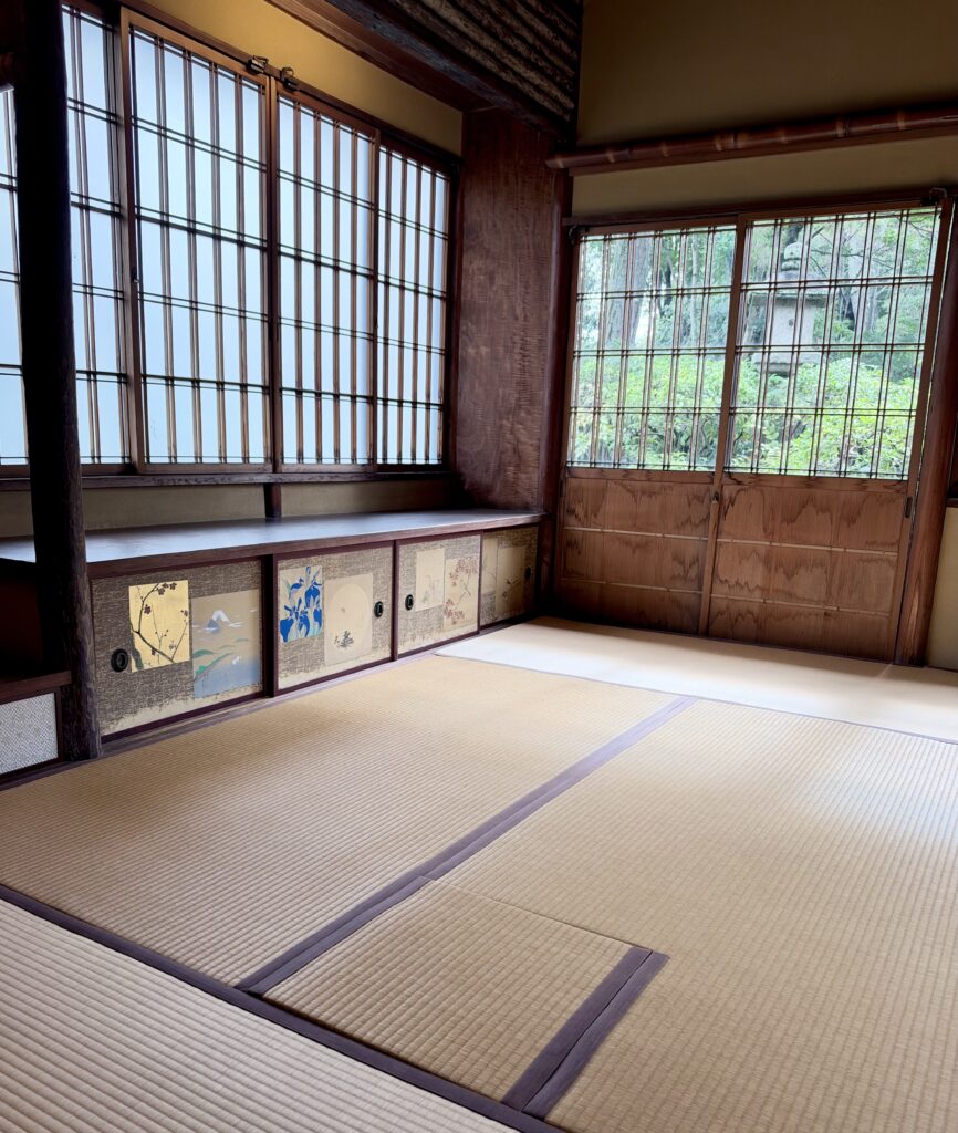 庭に面した三井八郎右衞門邸の畳敷き和室