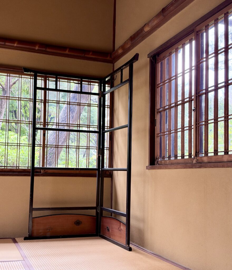 三井八郎右衞門邸の和室に置かれた黒塗りの衣桁