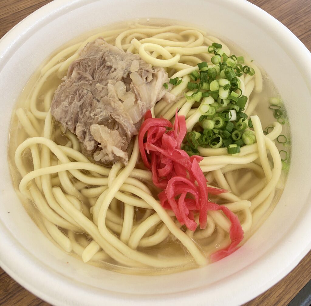 東京大茶会の出店で食べた肉と紅しょうが、青ねぎ入りの沖縄そば