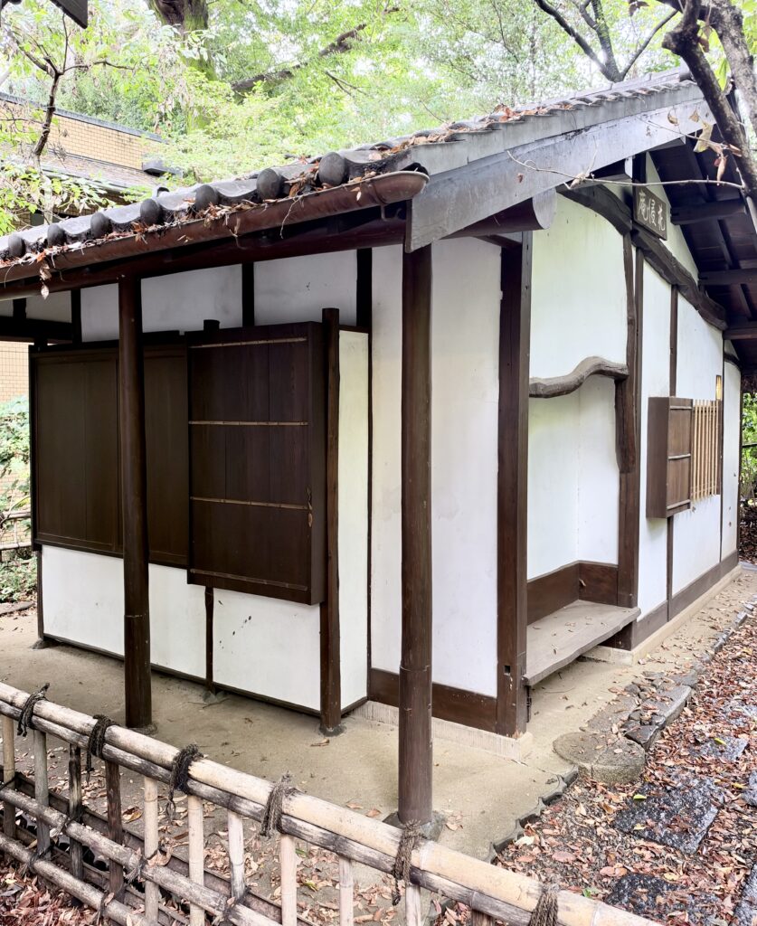 はけの森美術館に残る旧中村研一邸茶室・花侵庵