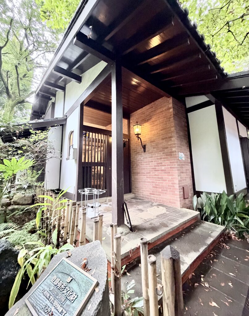 国登録有形文化財・旧中村研一邸主屋の玄関