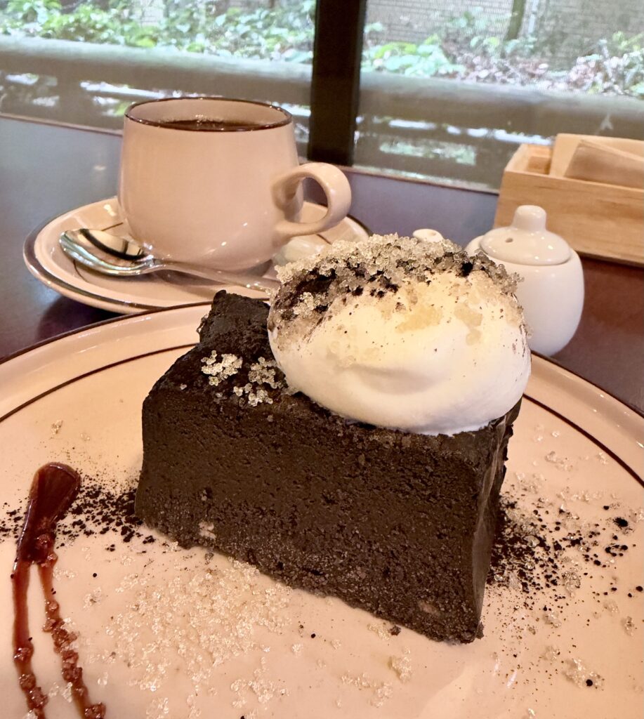 はけの森、コマグラで食べたケーキとアイスクリーム