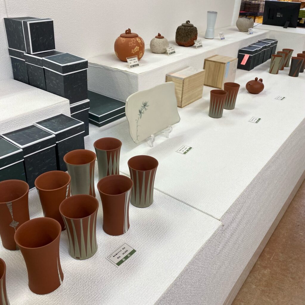 佐渡の無名異焼の器や茶器が並ぶ展示