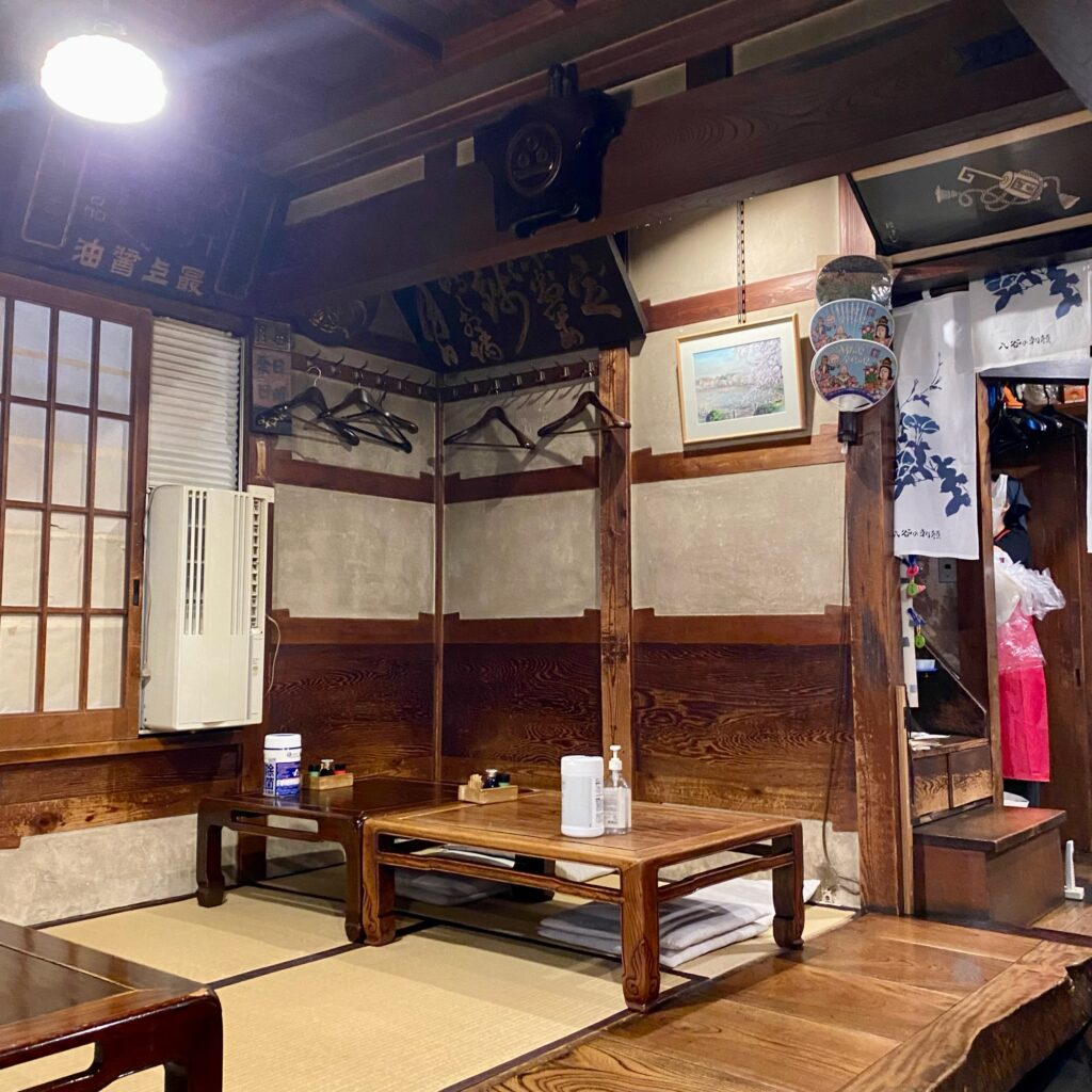 鶯谷で現在営業する居酒屋・鍵屋の店内