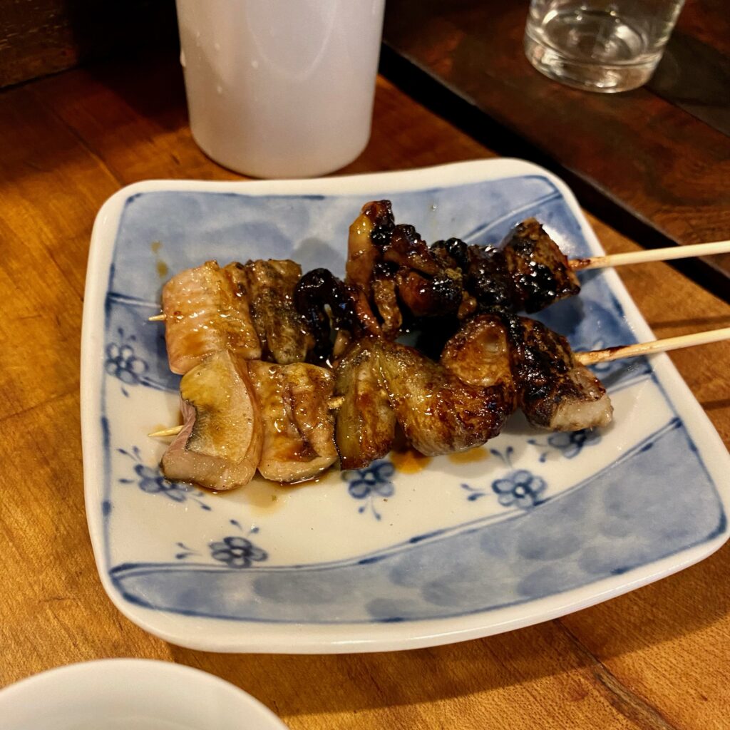鶯谷の鍵屋で注文した焼き物の串料理