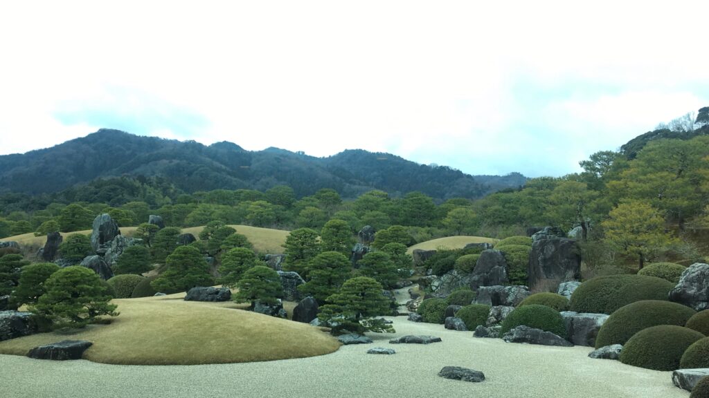 足立美術館の白砂と刈り込まれた植栽、自然石が広がる日本庭園