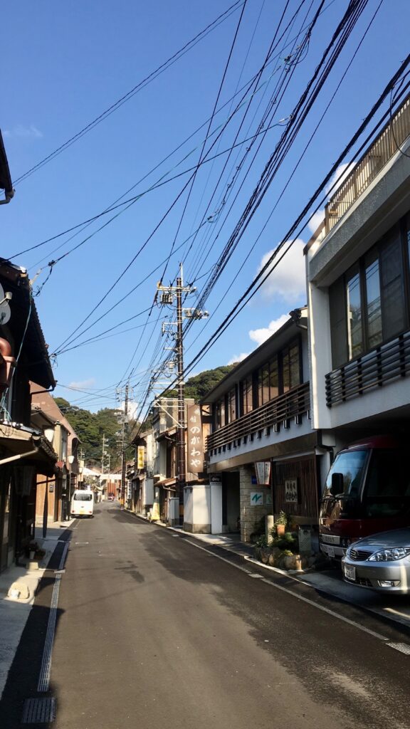 温泉津温泉の通りに建つのがわや旅館と昔ながらの町並み