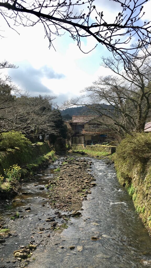 石見銀山大森地区の古い家屋の間を流れる小川