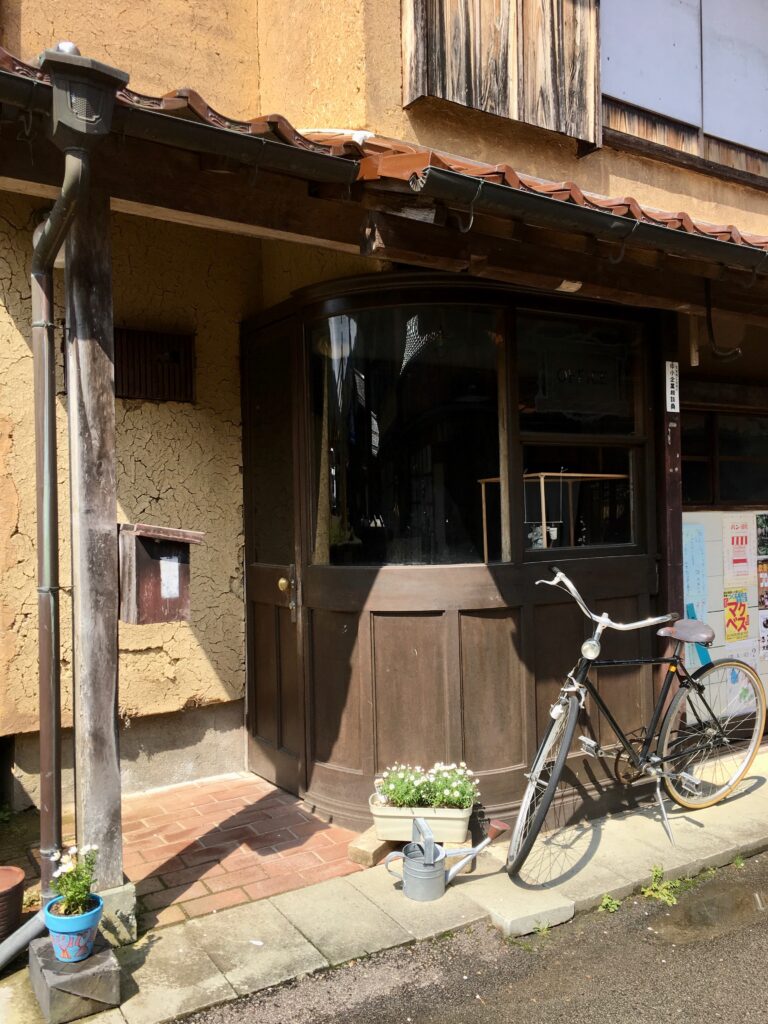 土壁と木製建具が残る石見銀山大森地区の町家と自転車