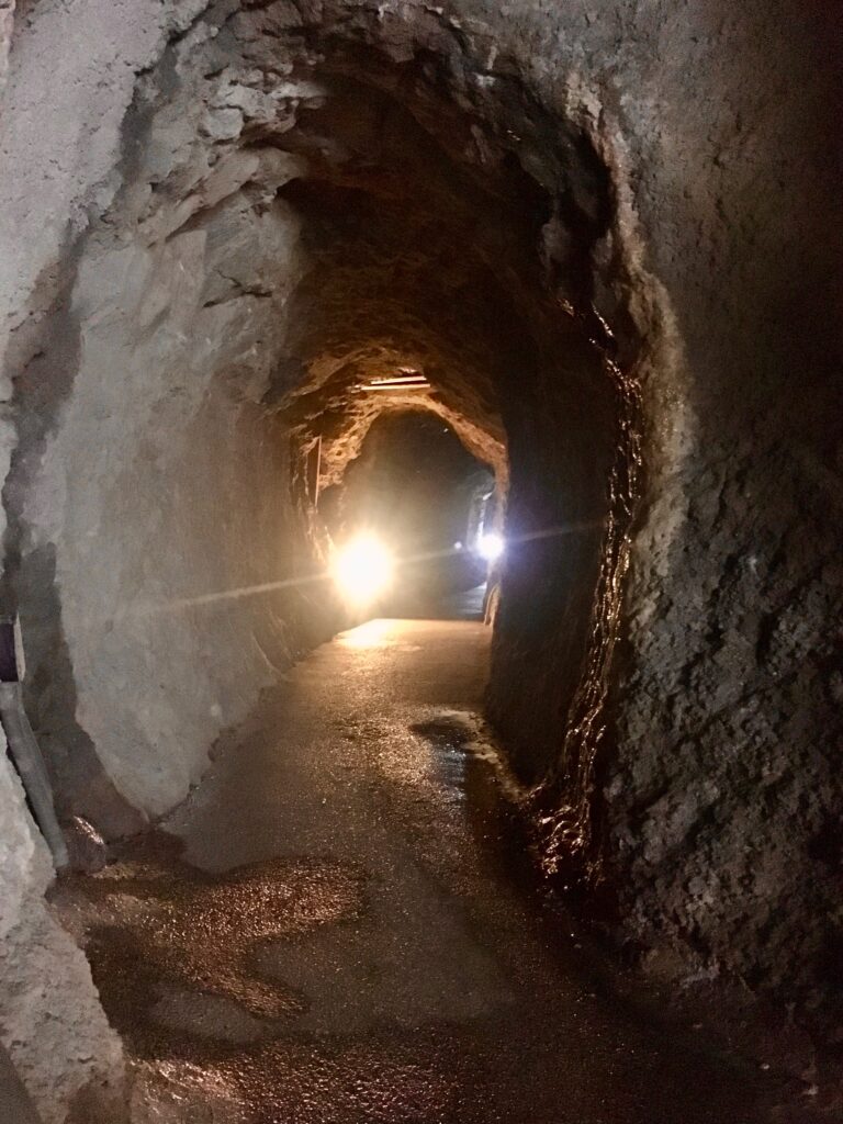 岩盤を掘り進めた石見銀山・龍源寺間歩の暗い坑道内部