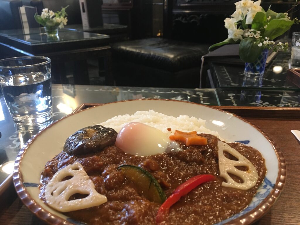 温泉津のレトロなカフェで食べた温泉卵と野菜を添えたカレー