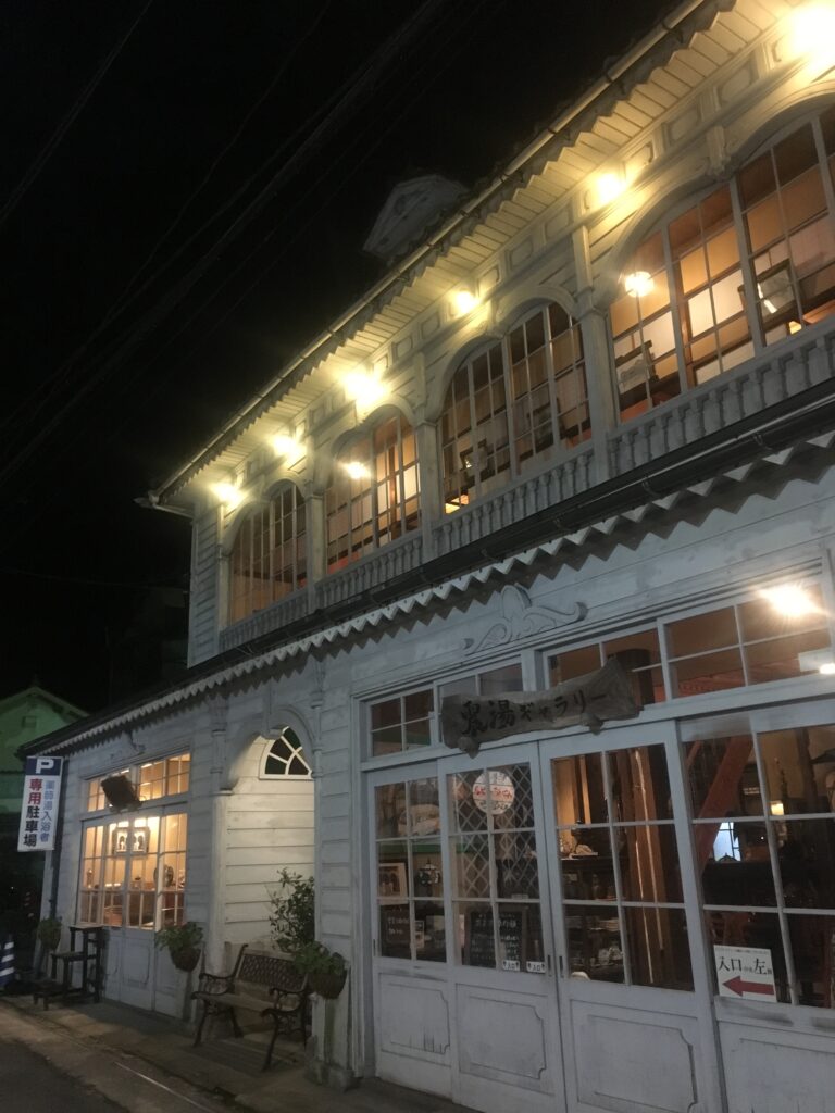 夜にライトアップされた温泉津の旧薬師湯の白い洋風建築