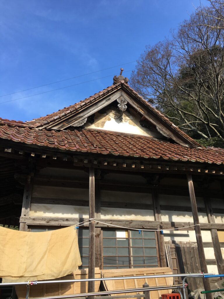 赤茶色の石州瓦と木造の軒を持つ温泉津の古い建物