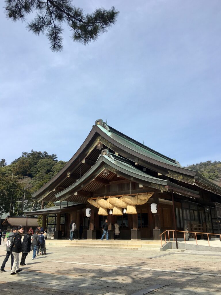 大きなしめ縄を掲げた出雲大社の拝殿