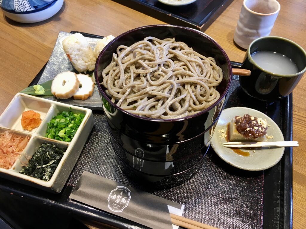 出雲の砂屋で食べた割子そばと薬味、おにぎり、小鉢