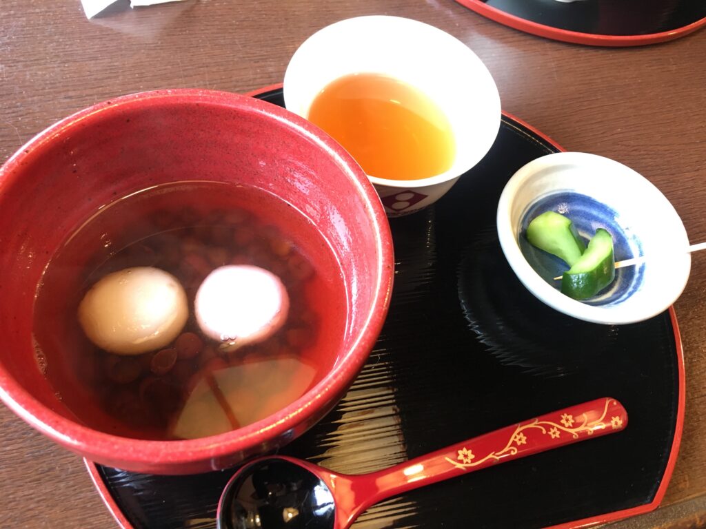 赤い椀に小豆と二つの餅が入った出雲ぜんざい