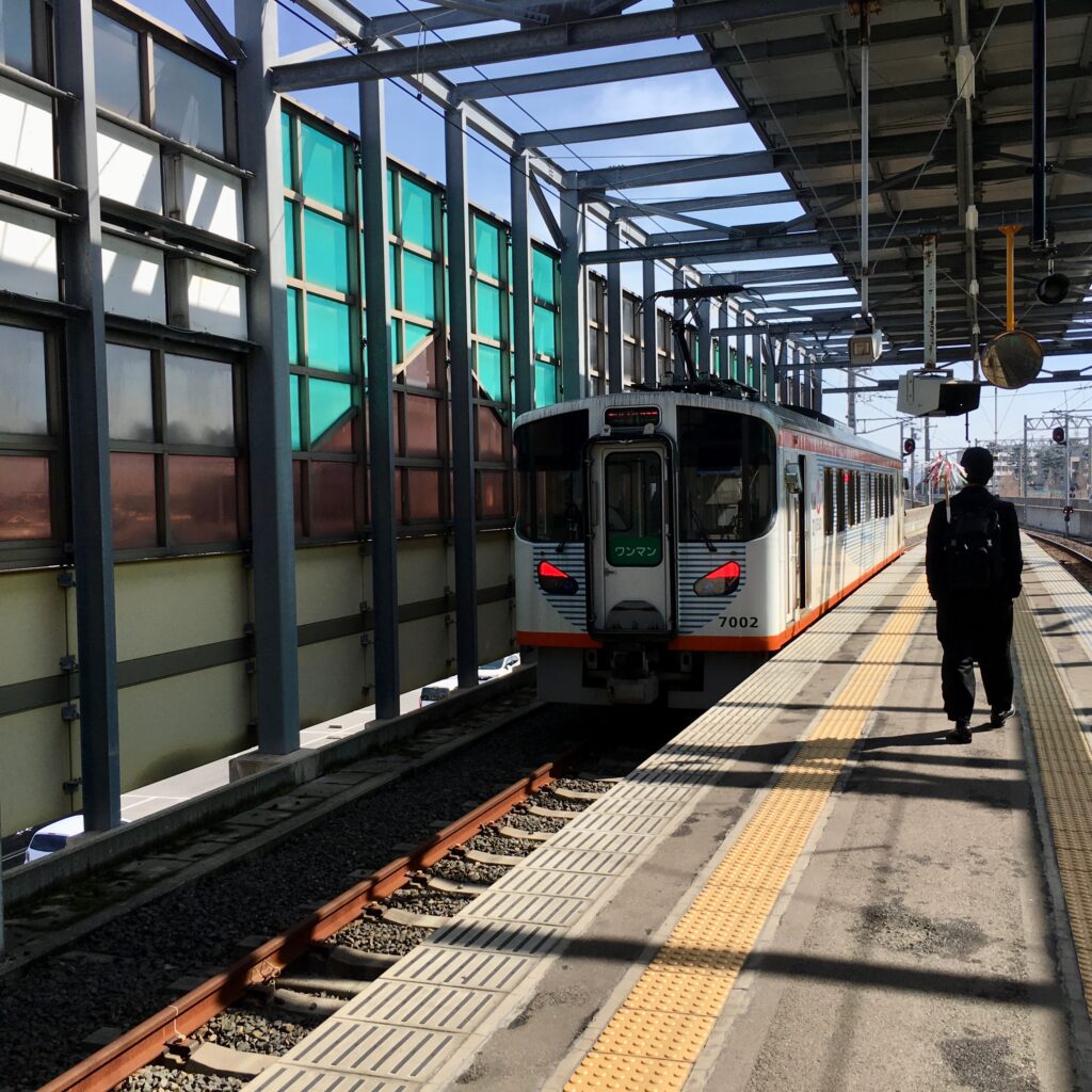 ホームに停車する一畑電車7000系7002号車